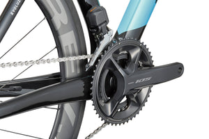 Close-up of the EVOLUZIONE 1 drivetrain, featuring a Shimano 105 crankset on this aerodynamic road bike.