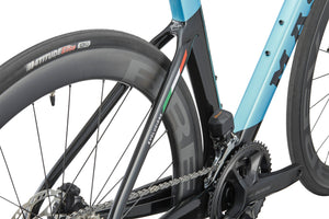 Close-up of the EVOLUZIONE 1, featuring a blue and black design with Maxxis branding and an Italian flag stripe for aerodynamic flair.