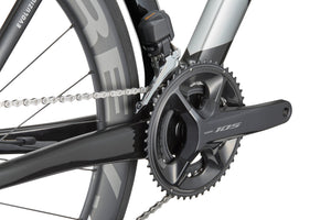 Close-up of the aerodynamic gear crankset and chain, featuring Shimano 105 components on a sleek carbon frame of the EVOLUZIONE 1 bike.