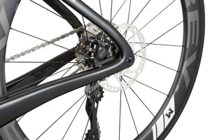 Close-up of the EVOLUZIONE 1s rear wheel, showcasing its disc brake, spokes, and sleek aerodynamic frame.